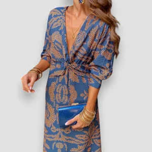 Robe Longue Imprimée – Col V & Nœud Taille