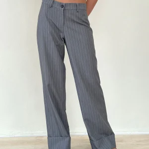Abba Low Rise Trouser in Grey Pinstripe (Pantalon à taille basse Abba à rayures grises)