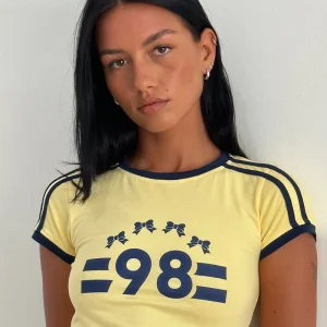 Tee-shirt Salda en limonade avec bordure marine et emblème '98'.